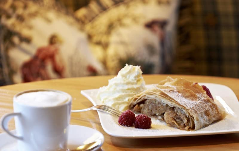 Bánh táo tẩm đường: Món ăn đường phố nổi tiếng ở Áo có tên gọi là táo tẩm đường. Để làm ra đặc sản đặc biệt này, người Áo phải chế biến vô cùng công phu từ khâu nhào bột cho tới tẩm ướp gia vị vào táo. Khi ăn bánh táo tẩm đường, du khách sẽ cảm nhận mùi thơm dễ chịu, vị ngọt thanh mát của món ăn.