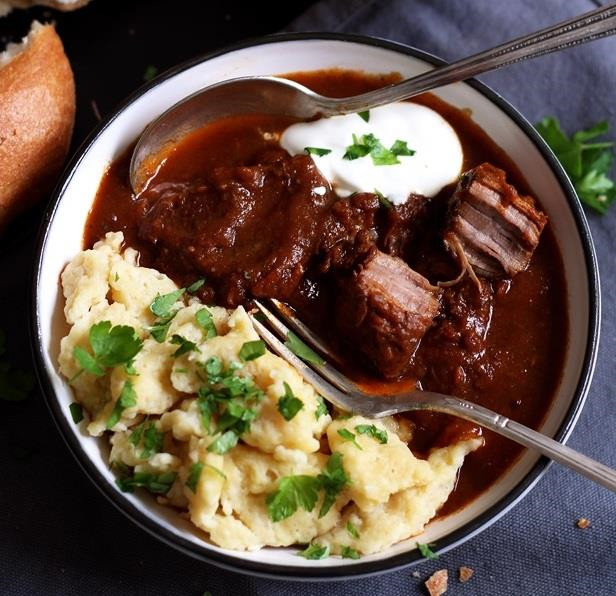 Austrian goulash có nguồn gốc từ Hungary, ngày nay món ăn này nổi tiếng ở thành phố Vienne và khắp nơi trên nước Áo. Công thức món goulash chuẩn vị Áo gồm bò hầm sốt cà chua, ăn kèm khoai tây nghiền. Goulash ngon hơn khi thưởng thức vào mùa đông cùng với một ly bia hoặc ly rượu vang đỏ Zweigelt.