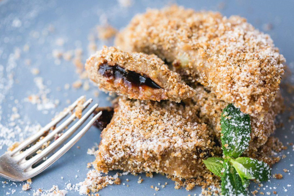 Powidltascherl, bánh nhân mứt mận có nguồn gốc từ Bohemia, ngày nay trở thành món ngon trứ danh nước Áo. Bánh được làm từ bột khoai tây, nhân chứa mứt mận, đượm hương rượu rum. Powidltascherl được trang trí với vụn bánh mì, bơ và quả óc chó. Một số nhà hàng phục vụ bánh mứt mận với chocolate hoặc đường. Ảnh: Internet.