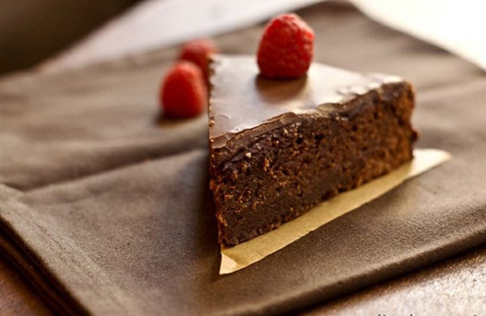 Bánh chocolate Sachertore không chỉ là thương hiệu riêng của dòng họ Sacher mà còn mau chóng trở thành biểu tượng đặc sản truyền thống ẩm thực Áo. Tại đây, người ta yêu thích Sachertorte đến nỗi đã dành riêng một ngày mùng 5/11 hàng năm để kỷ niệm và gọi đây là ngày Bánh Sachertorte.