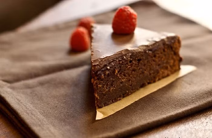 Bánh chocolate Sachertore không chỉ là thương hiệu riêng của dòng họ Sacher mà còn mau chóng trở thành biểu tượng đặc sản truyền thống ẩm thực Áo. Tại đây, người ta yêu thích Sachertorte đến nỗi đã dành riêng một ngày mùng 5/11 hàng năm để kỷ niệm và gọi đây là ngày Bánh Sachertorte.