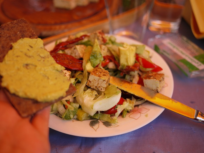 Bánh mì phết là món ăn đặc sản truyền thống nổi tiếng ở Áo. Đây được xem là món bánh mì phết lừng danh thế giới. Món ăn đặc sản truyền thống Áo này có màu sắc vô cùng hấp dẫn với màu đỏ của ớt và màu xanh được kết tinh từ các loại rau củ quả.