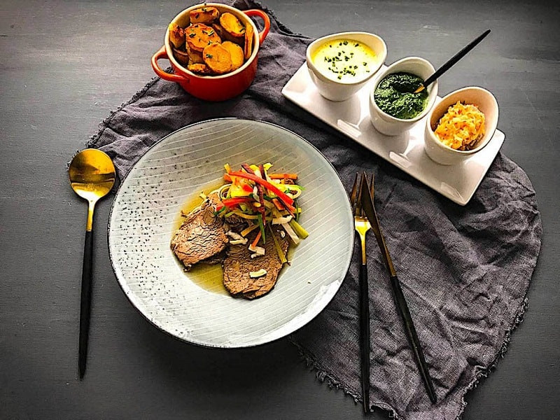 Món Tafelspitz là một đặc sản nổi tiếng ở Áo được làm từ thịt bò thơm ngon. Thịt bò dùng để làm món ăn ngon nức tiếng này đều làm từ loạt thịt nạc, thịt bò được đun sôi, chế biến cùng cà rốt, tỏi tây và củ cải tạo nên một món ăn vô cùng hấp dẫn.