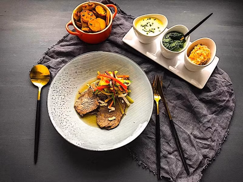 Món Tafelspitz là một đặc sản nổi tiếng ở Áo được làm từ thịt bò thơm ngon. Thịt bò dùng để làm món ăn ngon nức tiếng này đều làm từ loạt thịt nạc, thịt bò được đun sôi, chế biến cùng cà rốt, tỏi tây và củ cải tạo nên một món ăn vô cùng hấp dẫn.