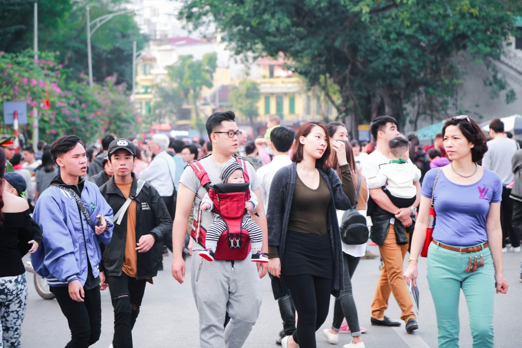 Bạn có thể rủ người thân hoặc bạn bè đi bộ cùng để có thêm động lực đi xa và khiến hoạt động này bớt nhàm chán hơn.