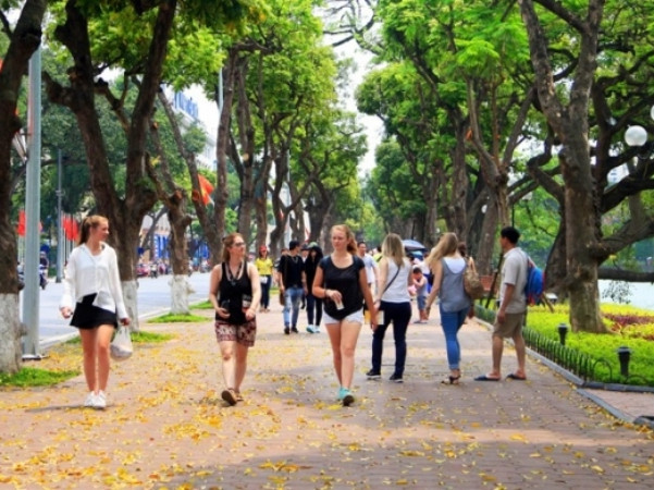 Để giữ dáng hiệu quả, bạn nên tạo thói quen đi bộ du xuân 15.000 bước mỗi ngày. Việc đi bộ nhiều có vẻ khó khăn nhưng một khi bạn đã quen thì nó sẽ mang lại hiệu quả giảm béo cao.