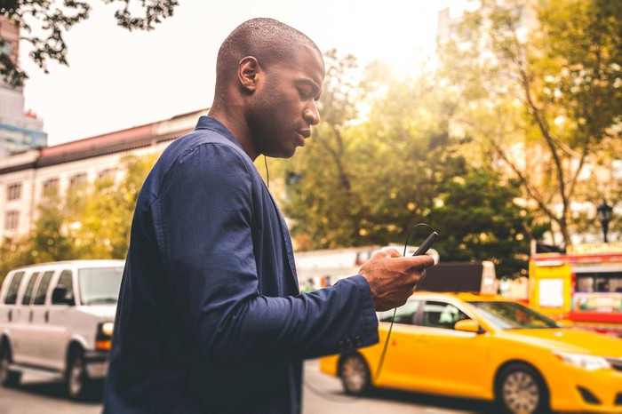 Đi bộ tới địa điểm gặp bạn bè là thói quen tốt giúp bạn giảm cân hiệu quả. Bạn có thể đi bộ tới điểm hẹn rồi bắt xe bus về nhà.