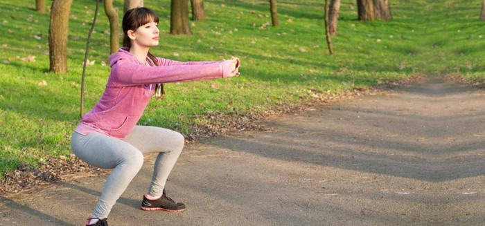 Kết hợp đi bộ với việc thực hiện 15-20 lần động tác đứng lên ngồi xuống sẽ tăng nhịp tim, thúc đẩy cơ bắp, đồng thời kích thích giảm cân.