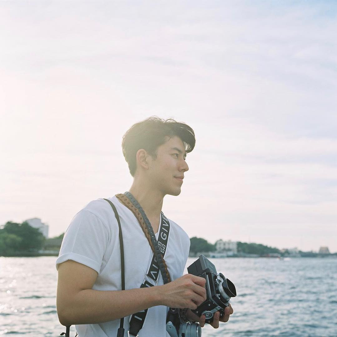 Nam diễn viên kiêm người mẫu sinh năm 1996 có thể hớp hồn bất cứ cô nàng nào chỉ trong vài giây với diện mạo điển trai và gu ăn mặc cực ngầu và nam tính.