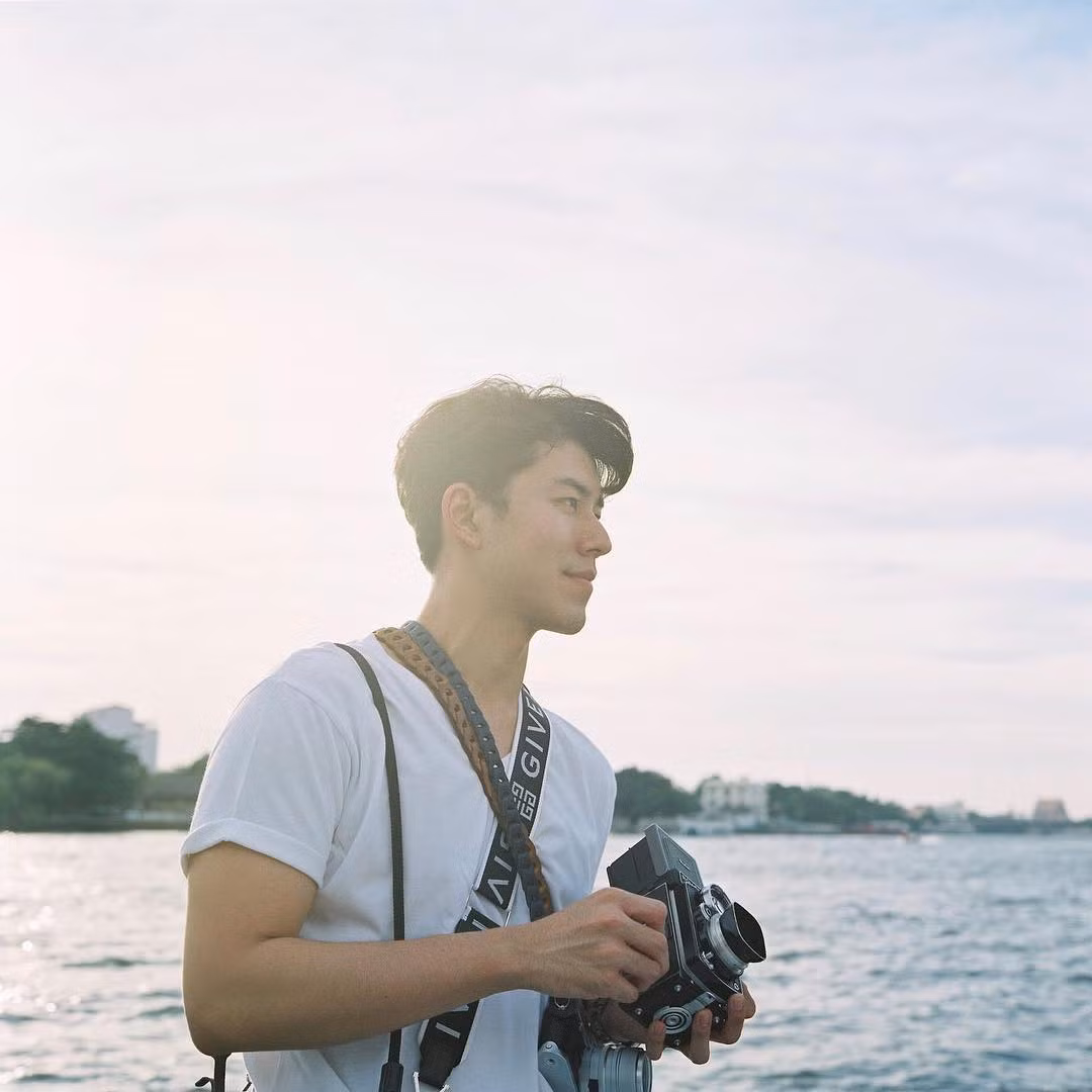 Nam diễn viên kiêm người mẫu sinh năm 1996 có thể hớp hồn bất cứ cô nàng nào chỉ trong vài giây với diện mạo điển trai và gu ăn mặc cực ngầu và nam tính.