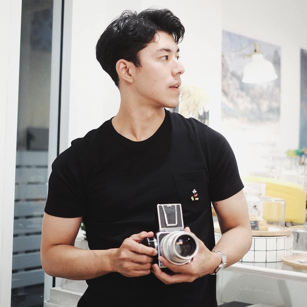 Chỉ ăn vận vô cùng đơn giản nhưng chàng diễn viên sinh năm 1996 trông vẫn bảnh và hấp dẫn vô cùng.