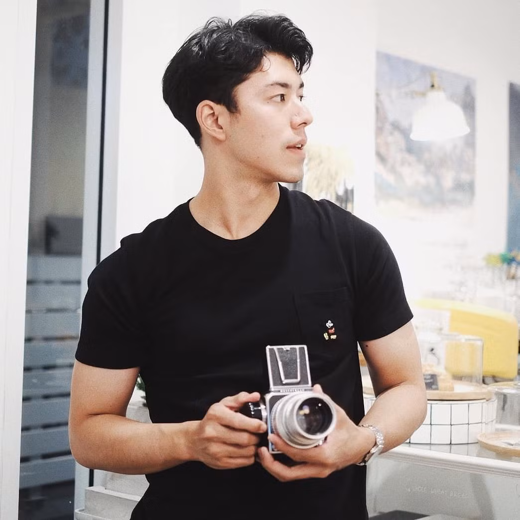 Chỉ ăn vận vô cùng đơn giản nhưng chàng diễn viên sinh năm 1996 trông vẫn bảnh và hấp dẫn vô cùng.