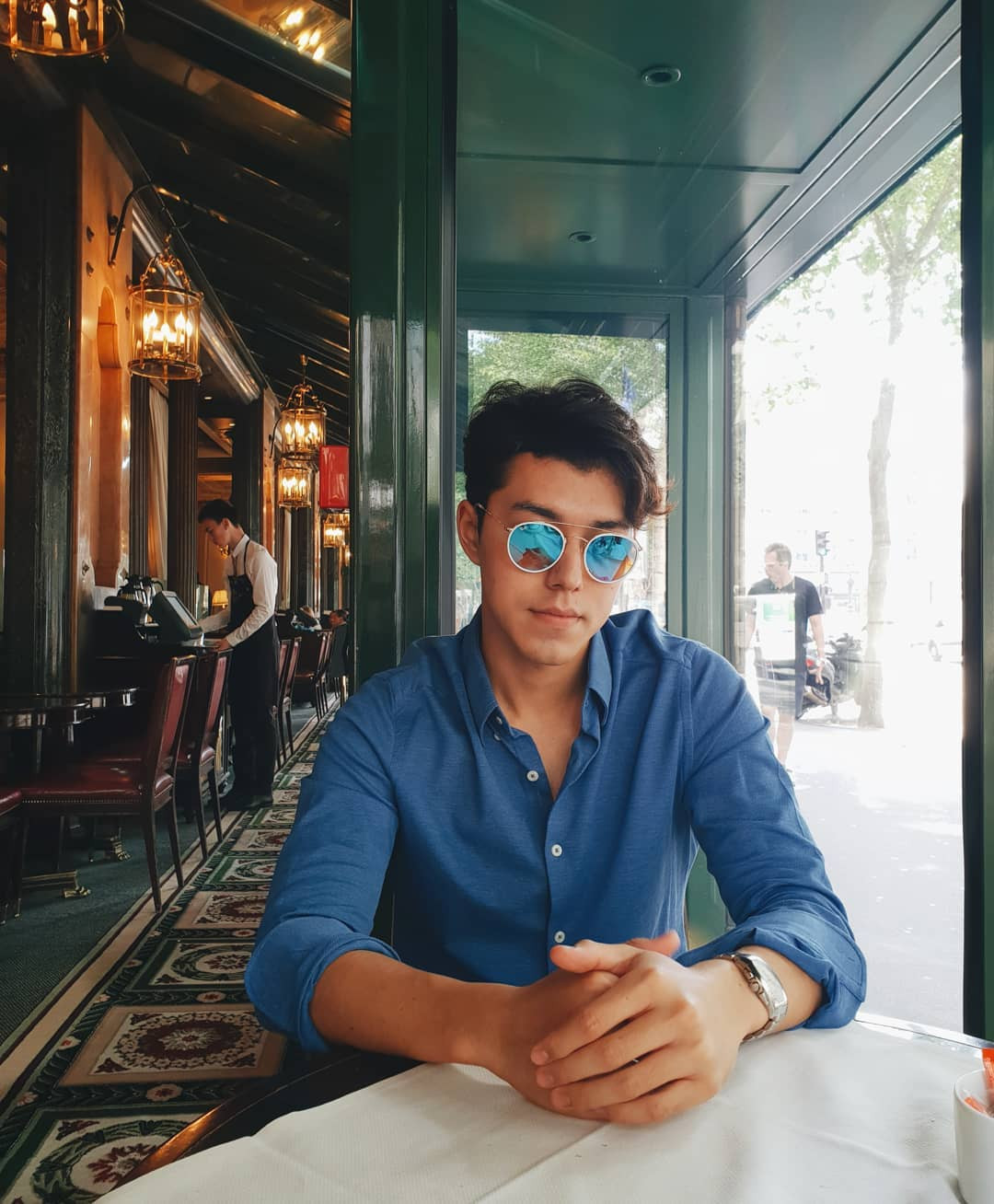 Thời trang sự kiện của Nine cũng chỉ quanh quẩn với những món đồ cơ bản như áo sơ mi, quần tây, suit, áo măng tô. Hầu hết đều gam mang màu trung tính.