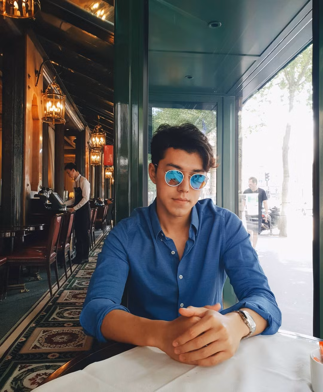 Thời trang sự kiện của Nine cũng chỉ quanh quẩn với những món đồ cơ bản như áo sơ mi, quần tây, suit, áo măng tô. Hầu hết đều gam mang màu trung tính.