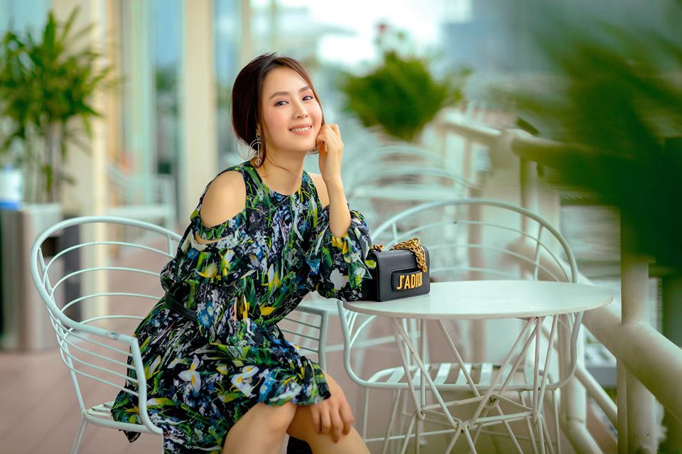 Những thiết kế nhẹ nhàng, thanh tao và sang trọng với những điểm nhấn tinh tế giúp Hồng Diễm ngày càng trẻ ra.