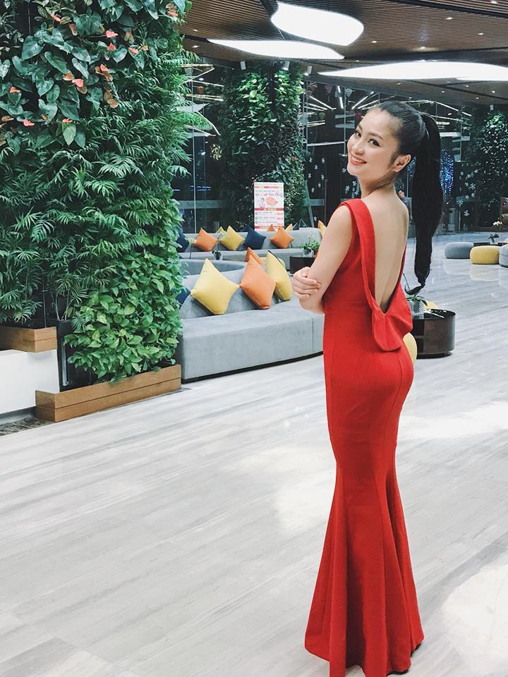 Trong phim còn có sự tham gia của Diệu Hương vào vai San, cô bạn gái cá tính của Khuê, sống chung cùng bà mẹ ghê gớm. Nhân vật San ăn mặc khá thanh lịch, nữ tính.