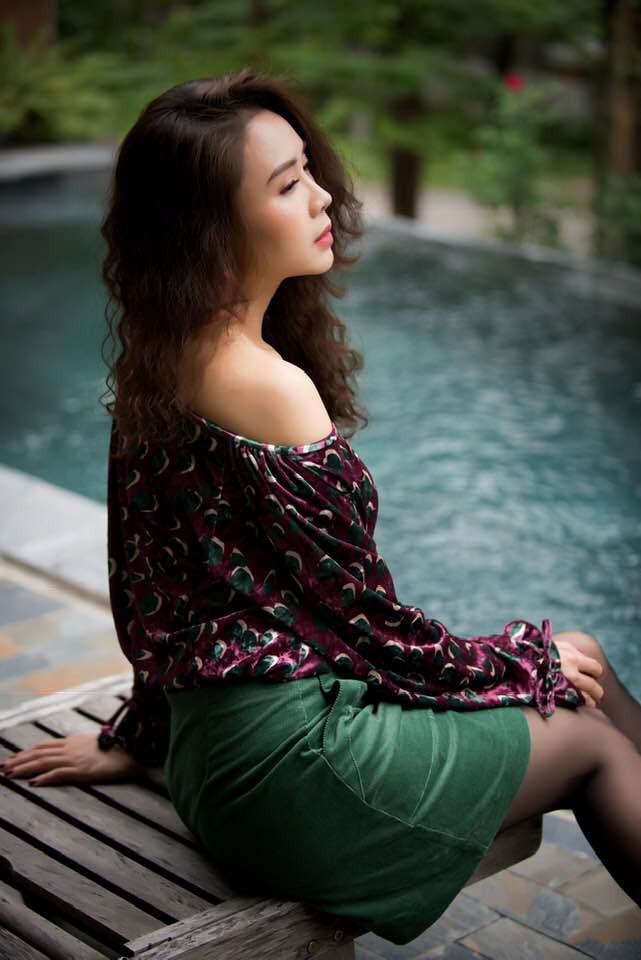 Hồng Diễm mặc áo trễ vai phối với chân váy cực sang chảnh.