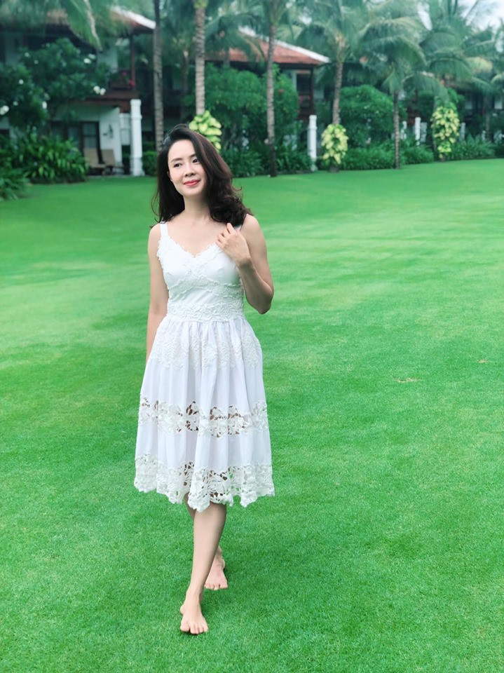 Khác với vẻ quê mùa, giản dị trong phim, Hồng Diễm ngoài đời ăn mặc quyến rũ và cực kỳ hiện đại.