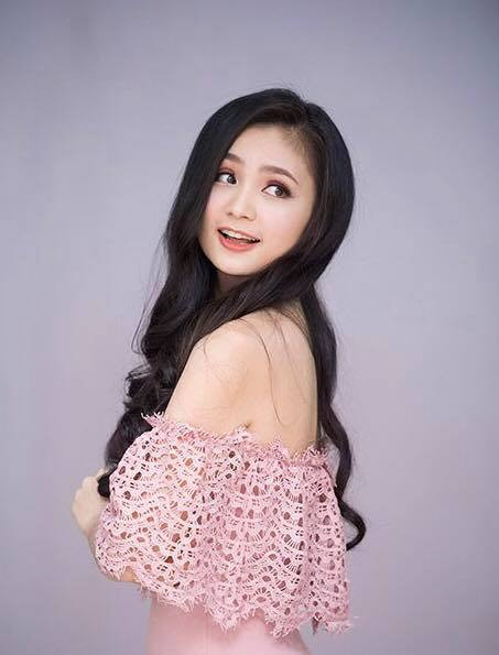 Ngoài đời, Diệu Hương chọn phong cách thời trang hiện đại, gợi cảm.