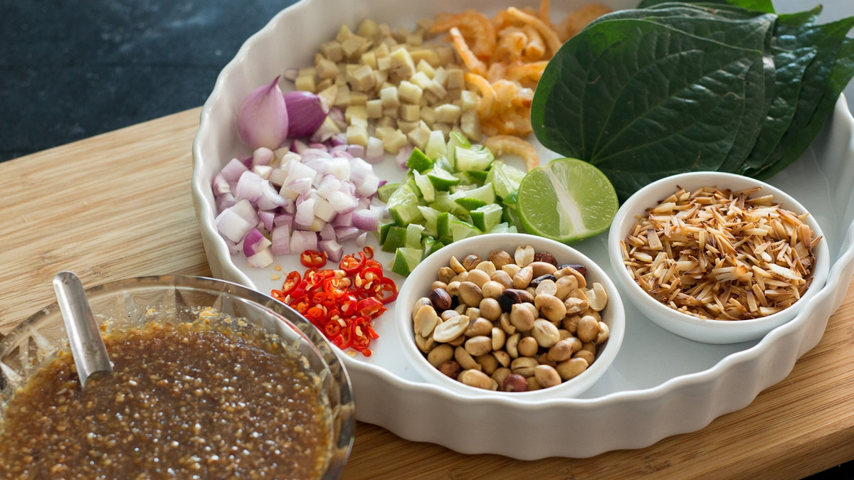 Miang Kham: Đây là một món ăn Chiang Mai khá lạ mà không phải ở đâu cũng có. Bạn có thể thưởng thức món ăn này với giá từ 20 Baht.