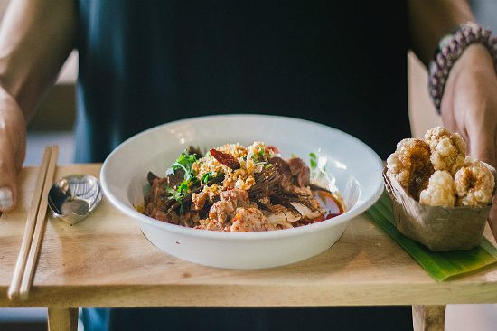 Món Khanom Jeen Nam Ngiao sẽ thường được ăn kèm với chanh, giá đỗ, cải chua, rau sống, da heo chiên giòn hay thịt xiên và trứng … Thông thường món Khanom Jeen Nam Ngiao có giá chỉ khoảng 20 Baht, tức khoảng 13.000 VNĐ.