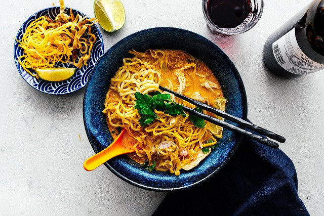 Khao Soi chủ yếu được chế biến từ mì trứng chiên giòn và mì trứng luộc với điểm nhấn là cà ri nhưng không quá cay. Món ăn truyền thống này có nguồn gốc từ Myanmar, thường được phục vụ với gà, heo hoặc thịt bò và thêm một số gia vị khác như tương ớt, bắp cải muối, hẹ và chanh.