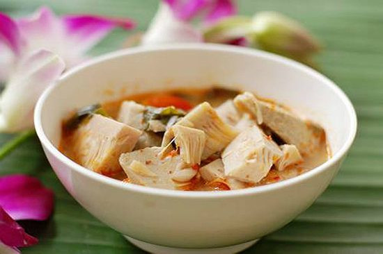 Kaeng Khanun là món cà ri nổi tiếng ở miền Bắc Thái Lan nói chung và Chiang Mai nói riêng. Kaeng Khanun hay còn được gọi là món cà ri mít là một món ăn có vị cay tươi, rất hấp dẫn và lạ miệng và là một món cà ri mới lạ mà khách du lịch nước ngoài nên thử khi ghé thăm Chiang Mai.
