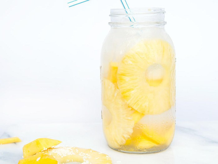 Dứa pha nước dừa cũng là đồ uống giúp giảm cân, giữ dáng ngày Tết hiệu quả. Nước dừa ngăn chặn cảm giác thèm ăn và đói nên giúp giảm cân. Dứa thúc đẩy tiêu hóa và giảm viêm.