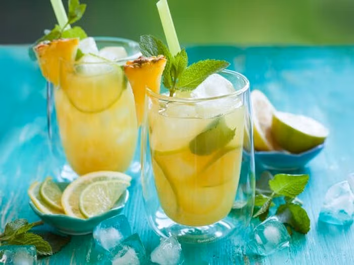 Quế, chanh và nước ép dứa: Hỗn hợp đồ uống này giúp ngăn chặn sự thèm ăn và làm giảm lượng đường trong máu. Do đó, nước uống này giúp giảm cân hiệu quả.