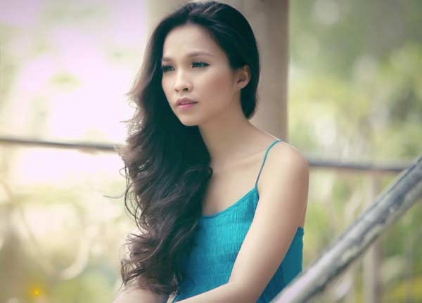 Sau gần 20 năm tham gia nghệ thuật, ở tuổi 37, Hiền Thục vẫn giữ được nhan sắc trẻ trung, thậm chí còn quyến rũ như thời mới bước chân vào sự nghiệp ca hát.