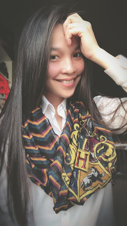 Nhìn gương mặt mộc của người đẹp, ít ai có thể nghĩ cô đã ngấp nghé 40 tuổi. Gương mặt sáng mịn, làn da căng bóng và không có dấu hiệu của tuổi tác hay thời gian khiến nhiều gái trẻ muốn học tập.