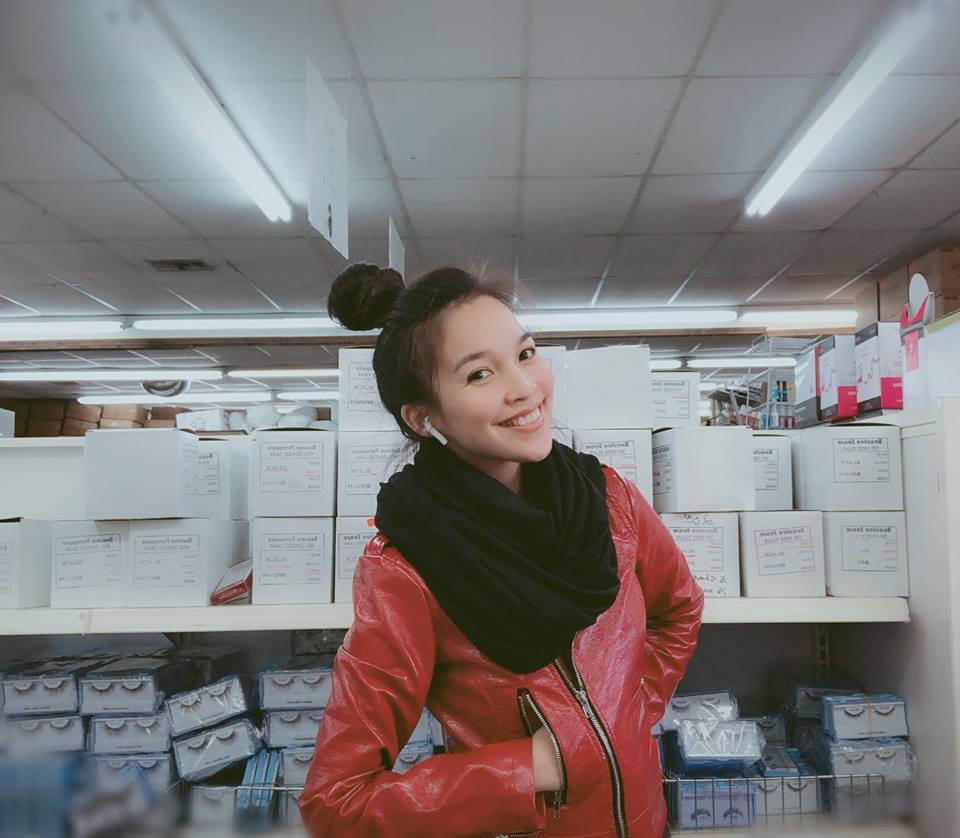 Bà mẹ một con xinh đẹp này quan niệm rằng nụ cười hơn “10 thang thuốc bổ”, cười nhiều cũng là một bí quyết trẻ trung, bởi khi cười sẽ khiến cho cơ mặt bạn thoải mái, thư giãn hơn.