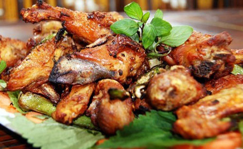 Thịt nhím: Dân tộc Brâu có nhiều các món ăn được chế biến từ rau rừng, thịt thú rừng như: heo rừng, thịt dúi, chuột đồng…. Trong đó phải kể đến các món từ con nhím vừa bổ, vừa ngon mà còn phong phú cách chế biến.