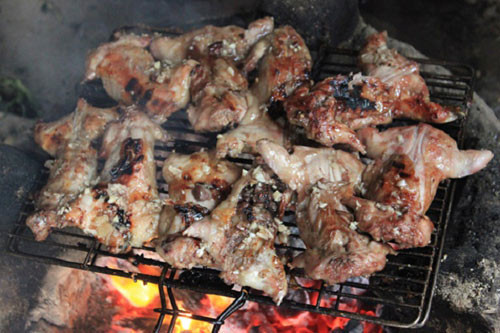 Thịt chuột đồng: Người Jẻ Triêng ở huyện Đăk Glei còn có món đặc sản là thịt chuột đồng, được chế biến chủ yếu thành hai món là: Thịt chuột nướng và Chuột khô gác bếp.