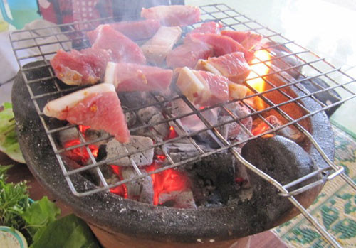 Thịt bê non nướng là món ngon độc đáo của Kom Tum. Thịt bê mềm và ngọt, nướng miếng thịt thật dầy trên than hồng rồi chấm muối ớt. Vị ngọt của thịt, vị đậm đà của muối hột và một chút cay cay của miếng ớt tươi, một chút cay của lá húng lủi, một chút chan chát của chuối non khiến món ăn trên cả tuyệt vời.