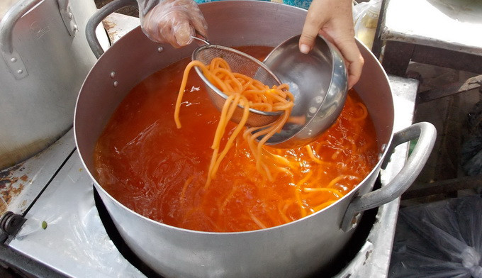 Bún đỏ cao nguyên là một trong những món ngon đặc sản Kon Tum mà bạn không nên bỏ lỡ. Khác với những món bún như bún bò, bún chả cá, hay bún mắm,… bún đỏ cao nguyên đơn giản hơn từ cách chế biến đến cách thưởng thức. Nguyên liệu chính của món bún đỏ cao nguyên chính là cua đồng, một ít chả viên cùng trứng cút luộc.