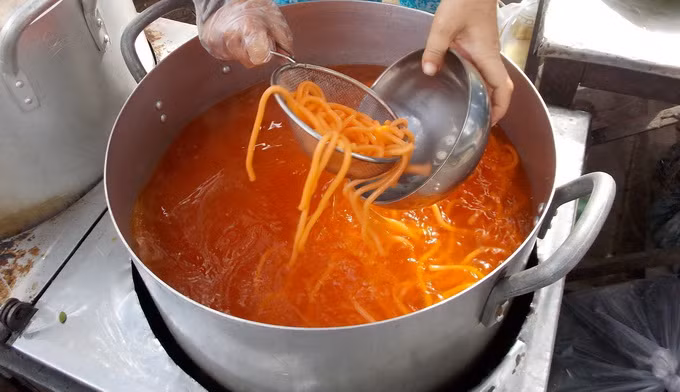 Bún đỏ cao nguyên là một trong những món ngon đặc sản Kon Tum mà bạn không nên bỏ lỡ. Khác với những món bún như bún bò, bún chả cá, hay bún mắm,… bún đỏ cao nguyên đơn giản hơn từ cách chế biến đến cách thưởng thức. Nguyên liệu chính của món bún đỏ cao nguyên chính là cua đồng, một ít chả viên cùng trứng cút luộc.