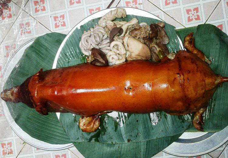 Heo Măng Đen quay: Giống heo Măng Đen (heo rẫy) của dân tộc bản địa. Heo được nuôi bằng thức ăn tự nhiên của núi rừng nên thịt săn chắc, thơm ngọt và rất bổ dưỡng. Con to nhất lúc trưởng thành cũng chưa đầy 20kg. Heo quay nguyên con bằng lửa than cho đến khi căng da vàng giòn rộm, tỏa mùi thơm phưng phức.