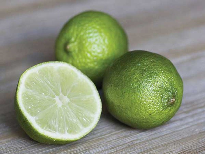 Chanh tươi và thuốc ho: Nếu bạn đang dùng bất kỳ loại thuốc ho nào có chứa dextromethorphan, bạn không nên tiêu thụ bất cứ trái cây họ cam quýt nào. Bởi các axit từ trái cây họ cam quýt có thể kết hợp với dextromethorphan khiến bạn cảm thấy buồn ngủ, gia tăng mức độ ảo giác hơn.