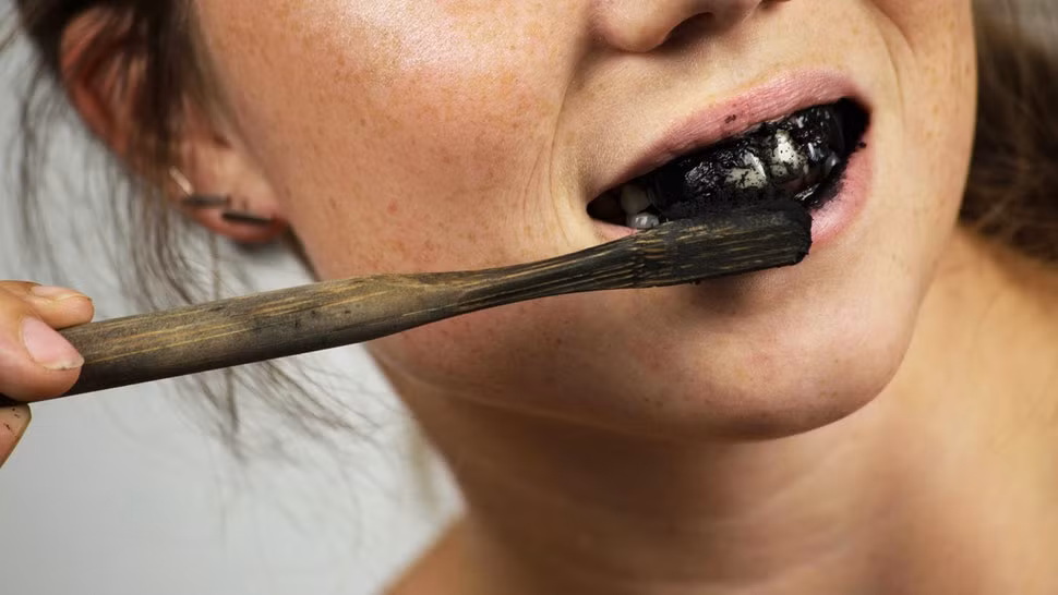 Ngoài việc làm sạch bề mặt bên ngoài của răng, đánh răng bằng than tre cũng loại bỏ một phần men răng không được phục hồi. Điều này làm cho răng của bạn nhạy cảm hơn và dễ e buốt hơn. Thêm vào đó, những mẩu than nhỏ có thể bị kẹt trong kẽ răng và vết lõm, gây kích ứng. Các nha sĩ cho rằng để có một nụ cười hoàn hảo, bạn chỉ nên đến nha sĩ khám.