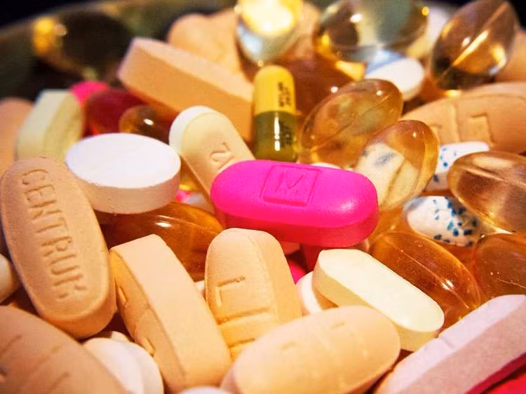 5. Tự bổ sung vitamin không theo đơn thuốc: Các bác sĩ thường nhắc nhở chúng ta rằng uống vitamin quá thường xuyên không theo đơn có thể có những hậu quả tiêu cực. Ví dụ, dùng quá nhiều vitamin C có thể dẫn đến sự hình thành sỏi thận.