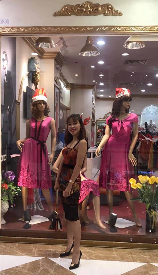 Vợ cũ của Hiệp "Gà" thường xuyên diện các loại váy ôm sát khoe đường cong cơ thể.