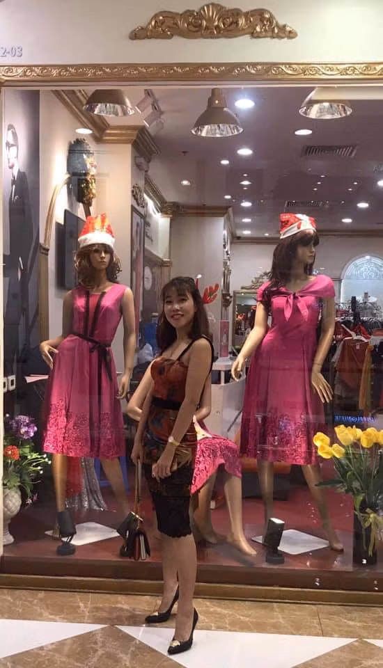 Vợ cũ của Hiệp "Gà" thường xuyên diện các loại váy ôm sát khoe đường cong cơ thể.