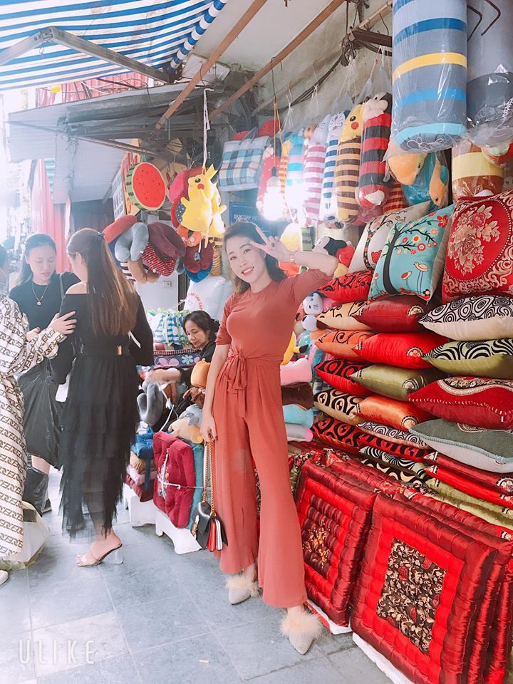 Cô diện chiếc jumpsuit sang chảnh phối với túi xách đen và giày lông.