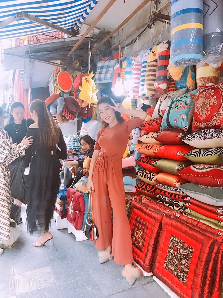 Cô diện chiếc jumpsuit sang chảnh phối với túi xách đen và giày lông.