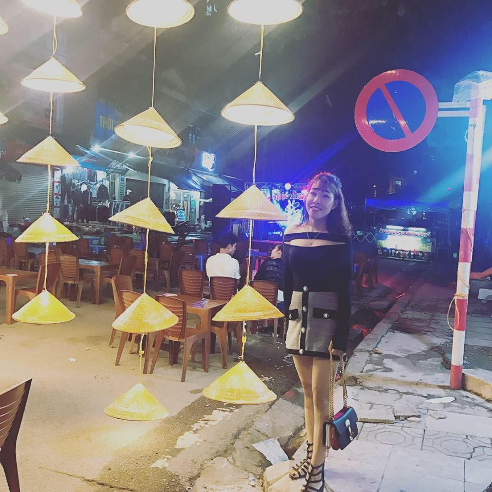 Bà mẹ một con mặc chiếc váy ngắn có phần cổ cách điệu khoe ngực và vai trần gợi cảm.