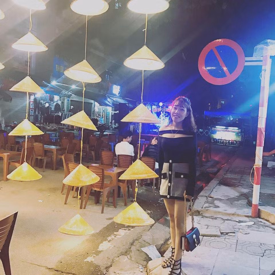 Bà mẹ một con mặc chiếc váy ngắn có phần cổ cách điệu khoe ngực và vai trần gợi cảm.