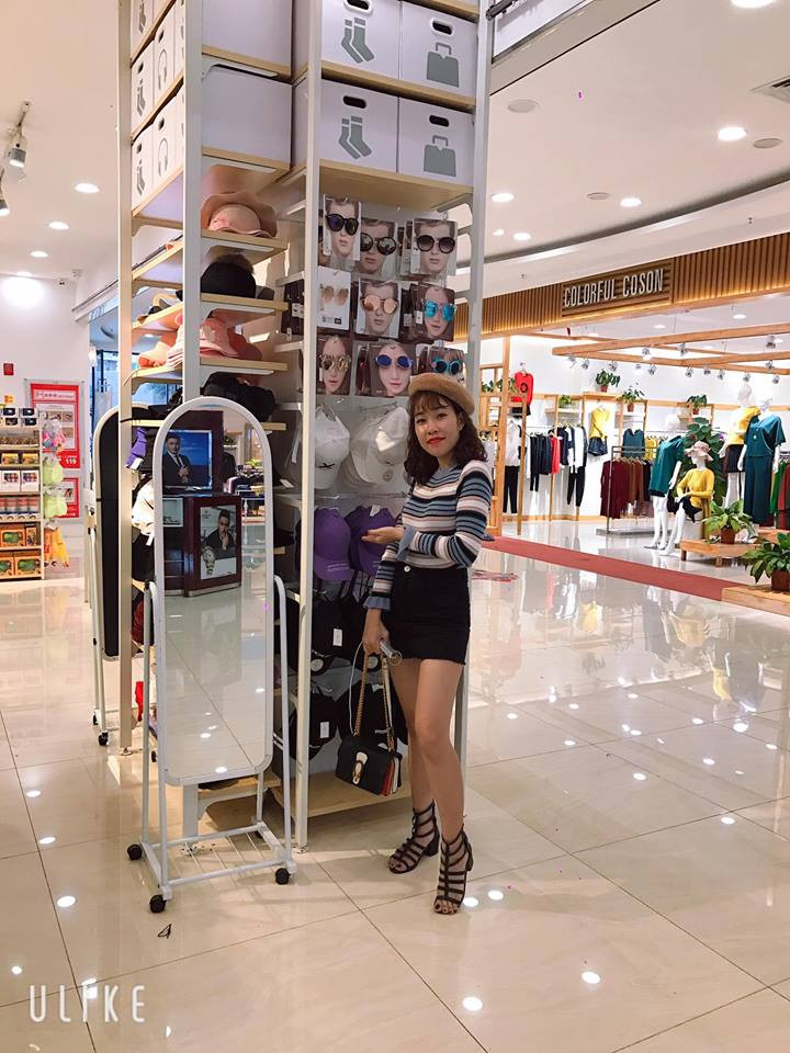 Người đẹp Quảng Ninh nhận được nhiều lời khen bởi cách ăn mặc trẻ trung.