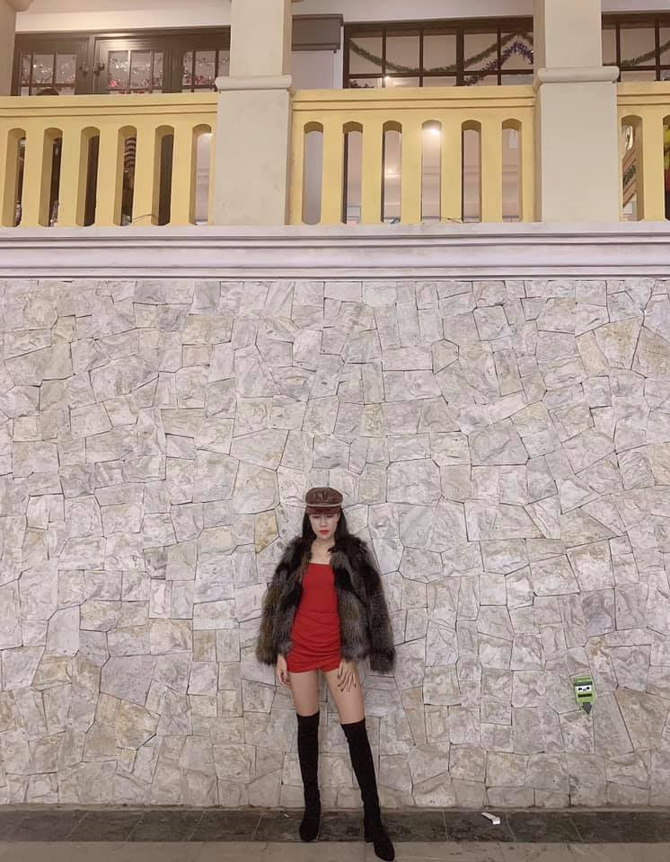 Diệu Thúy sở hữu gu thời trang sành điệu, gợi cảm.