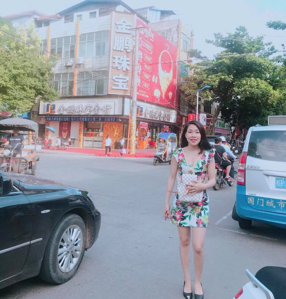 Khi đi chơi, Diệu Thúy chọn chiếc váy ngắn khoe đôi chân dài trắng nõn.